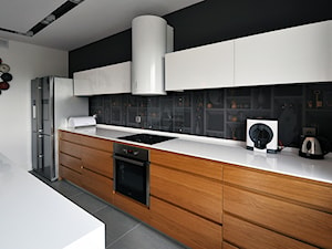 Mieszkanie na osiedlu Ludwinów - Duża biała szara z lodówką wolnostojącą kuchnia dwurzędowa, styl nowoczesny - zdjęcie od Joanna Kłusak Architekt