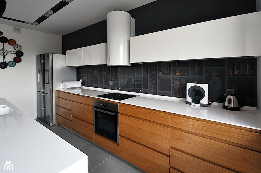 Mieszkanie na osiedlu Ludwinów - Duża biała szara z lodówką wolnostojącą kuchnia dwurzędowa, styl nowoczesny - zdjęcie od Joanna Kłusak Architekt