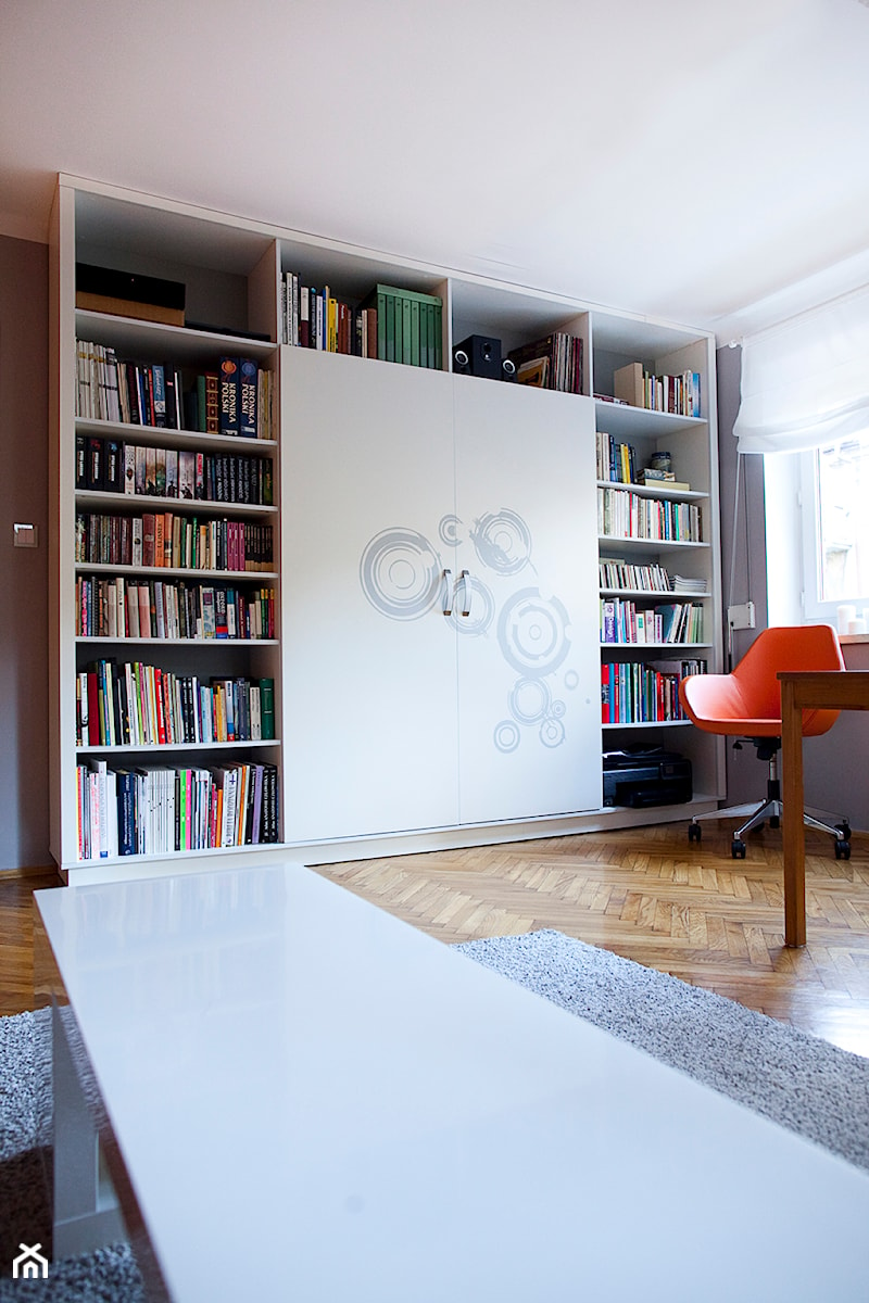 Regał - Mały salon z bibiloteczką, styl nowoczesny - zdjęcie od Joanna Kłusak Architekt
