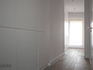 apartament Wilanów - Średni biały hol / przedpokój, styl nowoczesny - zdjęcie od MODULLAR