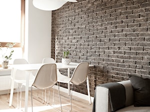 Plac Hallera mieszkanie - Mała szara jadalnia w salonie, styl skandynawski - zdjęcie od MODULLAR