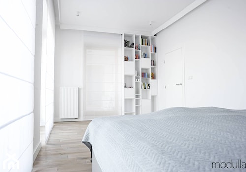 apartament Wilanów - Duża biała sypialnia, styl nowoczesny - zdjęcie od MODULLAR