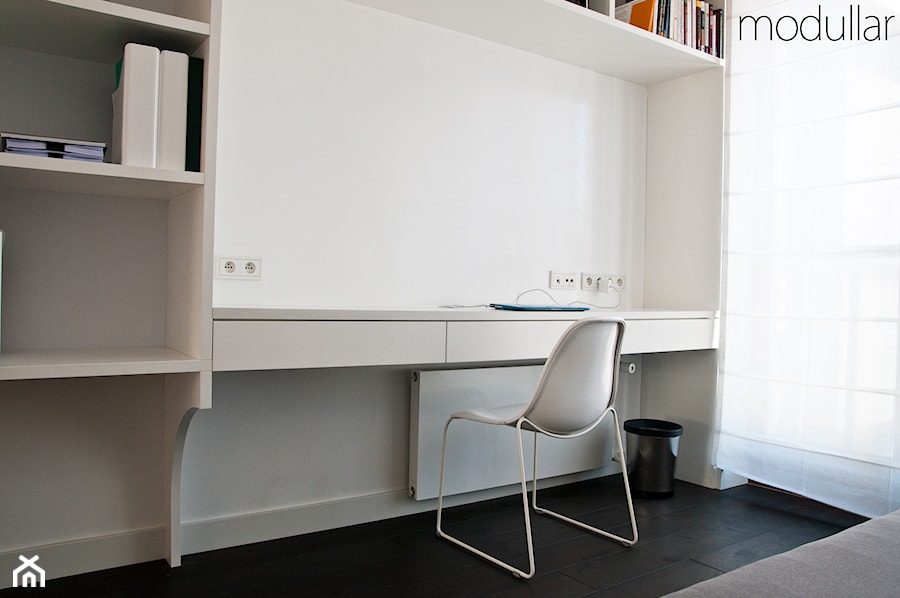 Apartament na Mokotowie - Średnie z zabudowanym biurkiem białe biuro, styl nowoczesny - zdjęcie od MODULLAR