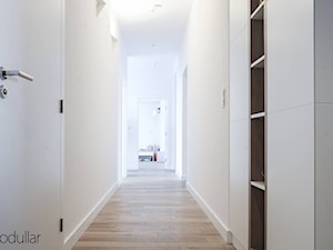 apartament Wilanów - Średni biały hol / przedpokój, styl nowoczesny - zdjęcie od MODULLAR