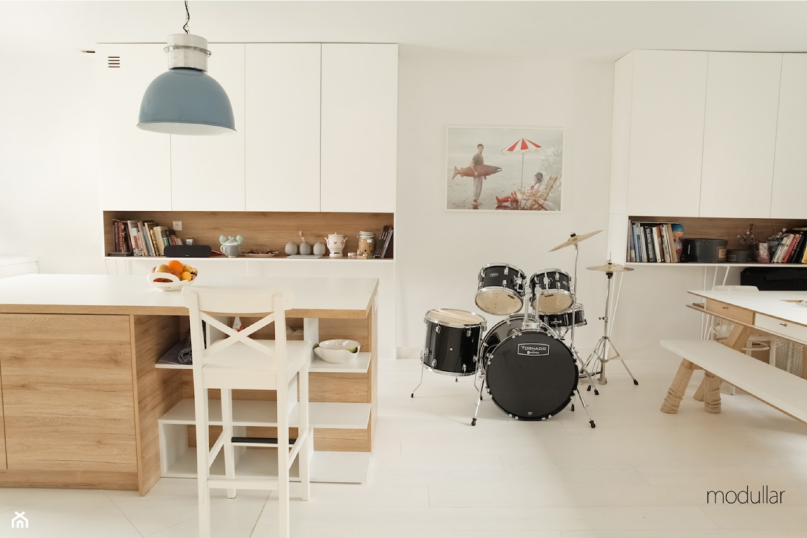 Zacisze - Średnia biała jadalnia jako osobne pomieszczenie, styl skandynawski - zdjęcie od MODULLAR - Homebook