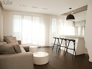 Apartament na Mokotowie - Mały biały salon z kuchnią z jadalnią z tarasem / balkonem, styl nowoczesny - zdjęcie od MODULLAR