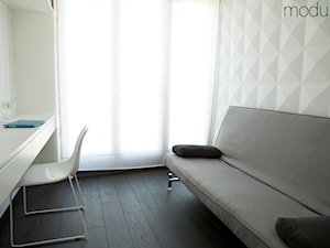 Apartament na Mokotowie - Średnie z sofą z zabudowanym biurkiem białe biuro, styl nowoczesny - zdjęcie od MODULLAR