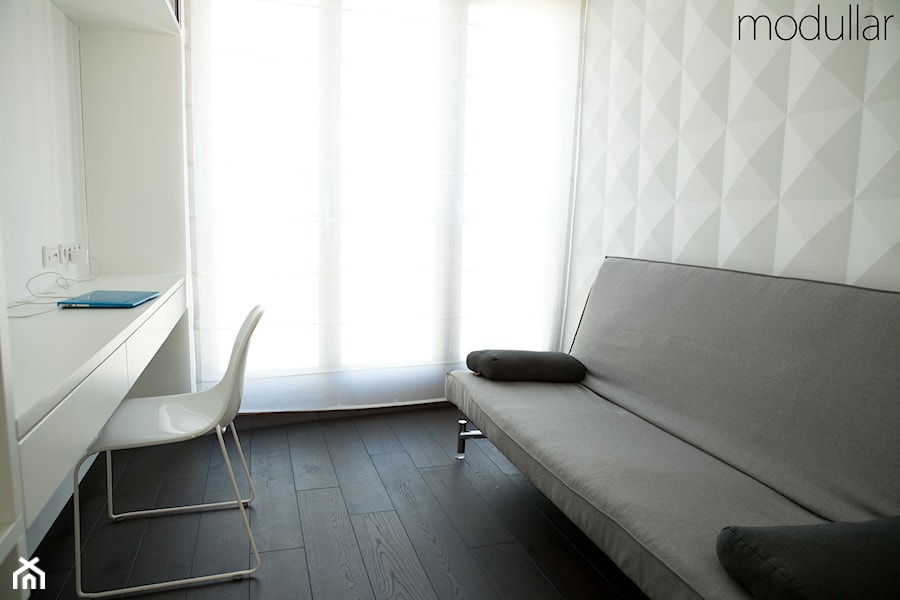 Apartament na Mokotowie - Średnie z sofą z zabudowanym biurkiem białe biuro, styl nowoczesny - zdjęcie od MODULLAR