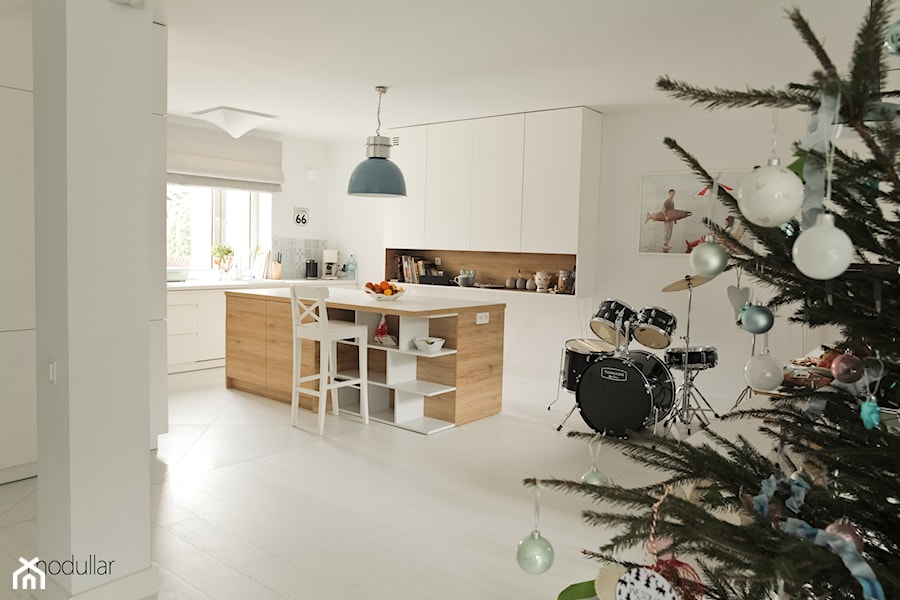 Zacisze - Duża otwarta biała kuchnia w kształcie litery l z wyspą lub półwyspem, styl skandynawski - zdjęcie od MODULLAR