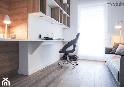 apartament Wilanów - Średnie z zabudowanym biurkiem białe biuro, styl nowoczesny - zdjęcie od MODULLAR