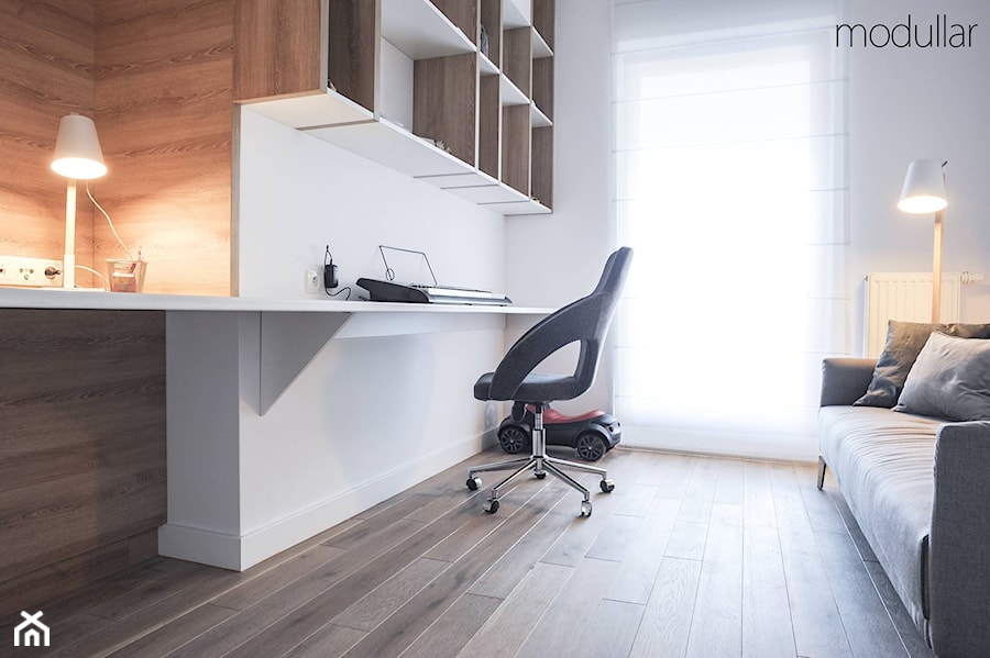 apartament Wilanów - Średnie z zabudowanym biurkiem białe biuro, styl nowoczesny - zdjęcie od MODULLAR