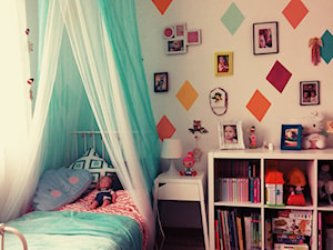 Pokoik dziecięcy - Średni biały pokój dziecka dla dziecka dla dziewczynki, styl prowansalski - zdjęcie od biuro@bellainteriors.com.pl