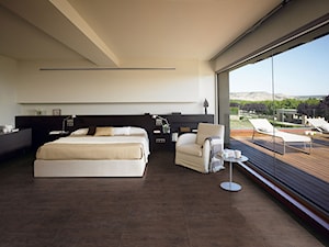 Duża biała sypialnia z balkonem / tarasem, styl nowoczesny - zdjęcie od Ceramica Promat
