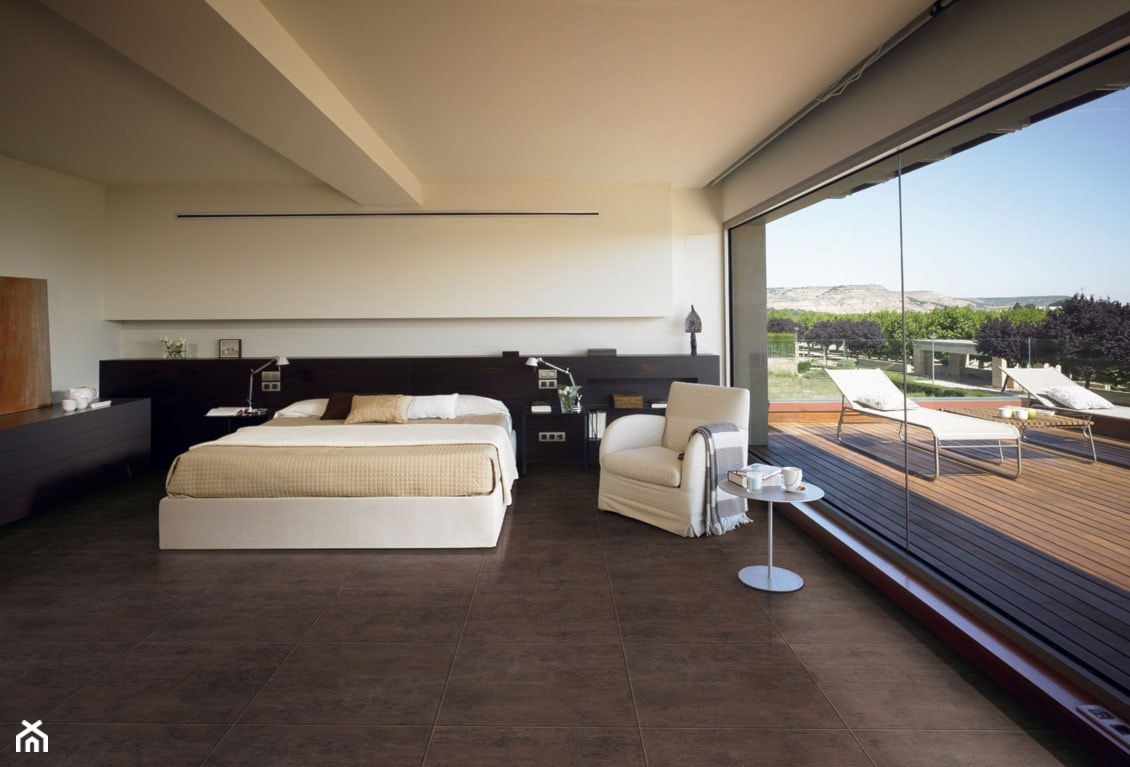 Duża biała sypialnia z balkonem / tarasem, styl nowoczesny - zdjęcie od Ceramica Promat - Homebook