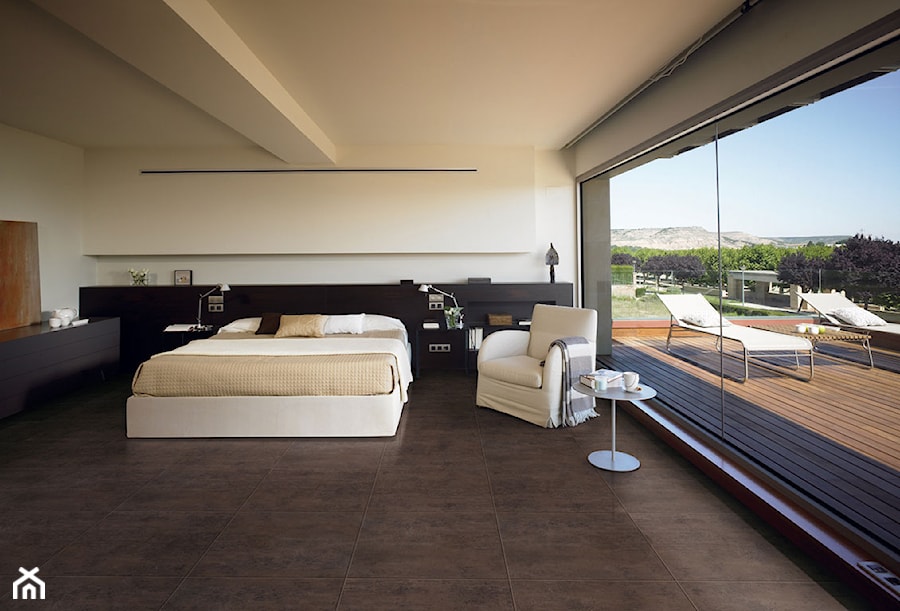 Duża biała sypialnia z balkonem / tarasem, styl nowoczesny - zdjęcie od Ceramica Promat