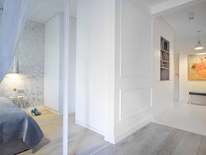 Metamorfoza mieszkania w Piasecznie - Mały biały z marmurem na podłodze hol / przedpokój, styl nowo ... - zdjęcie od Icona Studio
