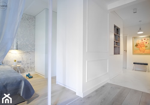 Metamorfoza mieszkania w Piasecznie - Mały biały z marmurem na podłodze hol / przedpokój, styl nowo ... - zdjęcie od Icona Studio