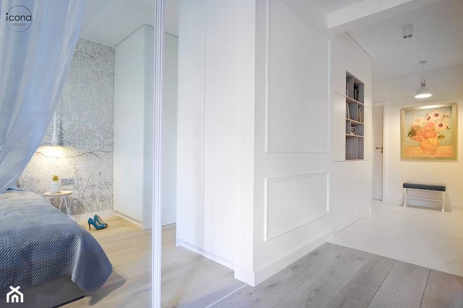 Metamorfoza mieszkania w Piasecznie - Mały biały z marmurem na podłodze hol / przedpokój, styl nowoczesny - zdjęcie od Icona Studio