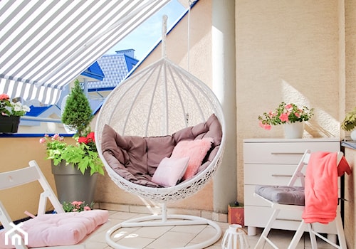 Metamorfoza mieszkania w Piasecznie - Duży z meblami ogrodowymi z donicami na kwiaty z fotelem wiszącym taras z tyłu domu, styl skandynawski - zdjęcie od Icona Studio