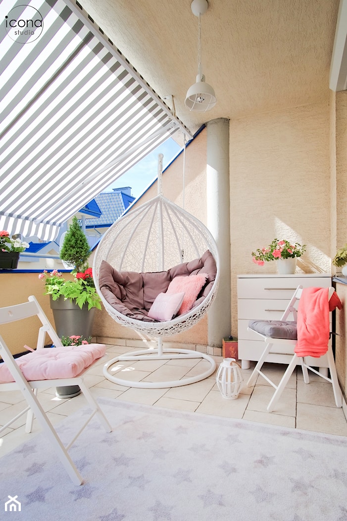 Metamorfoza mieszkania w Piasecznie - Duży z meblami ogrodowymi z donicami na kwiaty z fotelem wiszą ... - zdjęcie od Icona Studio - Homebook