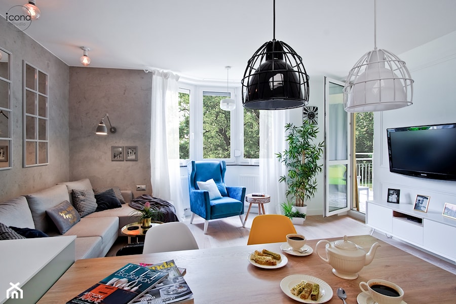 Metamorfoza mieszkania w Piasecznie - Średni biały salon z jadalnią z tarasem / balkonem, styl nowoczesny - zdjęcie od Icona Studio