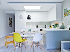 Metamorfoza mieszkania w Piasecznie - Średnia biała szara jadalnia w kuchni, styl nowoczesny - zdjęcie od Icona Studio