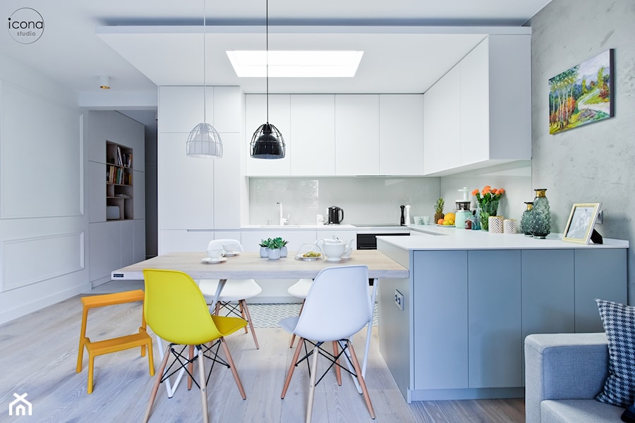 Metamorfoza mieszkania w Piasecznie - Średnia biała szara jadalnia w kuchni, styl nowoczesny - zdjęcie od Icona Studio