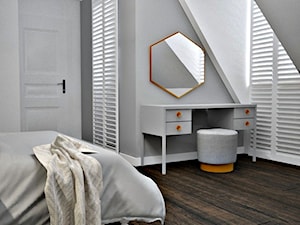 Dom Wólka Kozodawska - Mała szara sypialnia na poddaszu, styl glamour - zdjęcie od Icona Studio