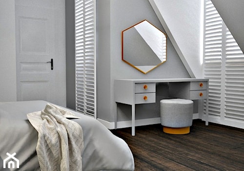 Dom Wólka Kozodawska - Mała szara sypialnia na poddaszu, styl glamour - zdjęcie od Icona Studio