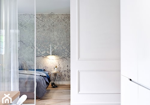 Metamorfoza mieszkania w Piasecznie - Mała biała szara sypialnia, styl nowoczesny - zdjęcie od Icona Studio