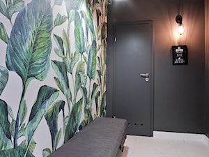 Metamorfoza mieszkania w Piasecznie - Średni czarny z marmurem na podłodze hol / przedpokój, styl n ... - zdjęcie od Icona Studio