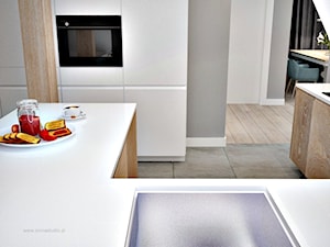 Poddasze w Głoskowie - Mała otwarta szara z zabudowaną lodówką z podblatowym zlewozmywakiem kuchnia w kształcie litery u, styl nowoczesny - zdjęcie od Icona Studio