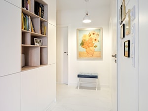 Metamorfoza mieszkania w Piasecznie - Średni biały z marmurem na podłodze hol / przedpokój, styl no ... - zdjęcie od Icona Studio