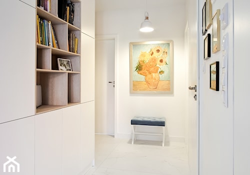 Metamorfoza mieszkania w Piasecznie - Średni biały z marmurem na podłodze hol / przedpokój, styl nowoczesny - zdjęcie od Icona Studio