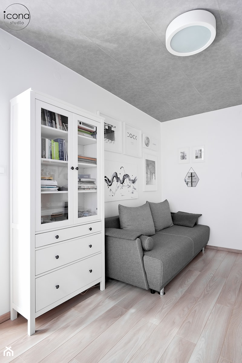Metamorfoza mieszkania w Piasecznie - Średnie w osobnym pomieszczeniu białe biuro, styl skandynawski - zdjęcie od Icona Studio