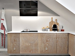 Poddasze w Głoskowie - Średnia otwarta zamknięta szara kuchnia w kształcie litery l z kompozytem na ścianie nad blatem kuchennym, styl nowoczesny - zdjęcie od Icona Studio
