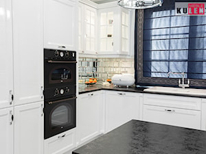 Klasyczna biel w kuchni - Duża z kamiennym blatem z zabudowaną lodówką z nablatowym zlewozmywakiem kuchnia w kształcie litery u z wyspą lub półwyspem z oknem, styl glamour - zdjęcie od Meble na wymiar Kulenty