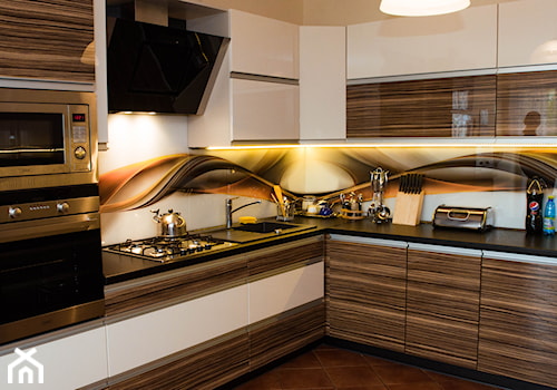 Meble kuchenne na wymiar - dwa kolory - Średnia z zabudowaną lodówką z podblatowym zlewozmywakiem kuchnia w kształcie litery l, styl nowoczesny - zdjęcie od Meble na wymiar Kulenty