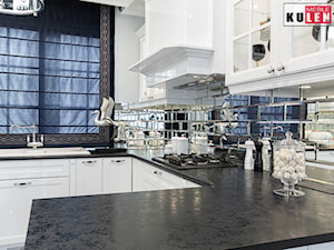 Klasyczna biel w kuchni - Mała otwarta z zabudowaną lodówką z podblatowym zlewozmywakiem kuchnia w kształcie litery u z oknem, styl glamour - zdjęcie od Meble na wymiar Kulenty