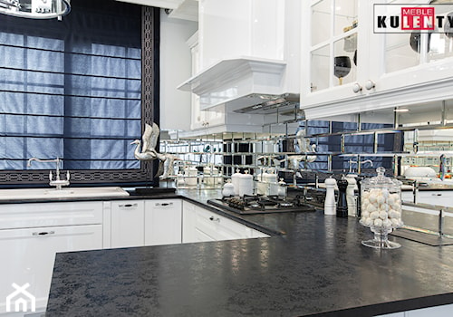 Klasyczna biel w kuchni - Mała otwarta z zabudowaną lodówką z podblatowym zlewozmywakiem kuchnia w kształcie litery u z oknem, styl glamour - zdjęcie od Meble na wymiar Kulenty