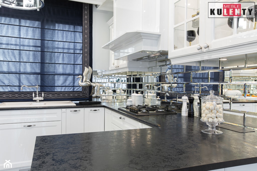 Klasyczna biel w kuchni - Mała otwarta z zabudowaną lodówką z podblatowym zlewozmywakiem kuchnia w kształcie litery u z oknem, styl glamour - zdjęcie od Meble na wymiar Kulenty - Homebook