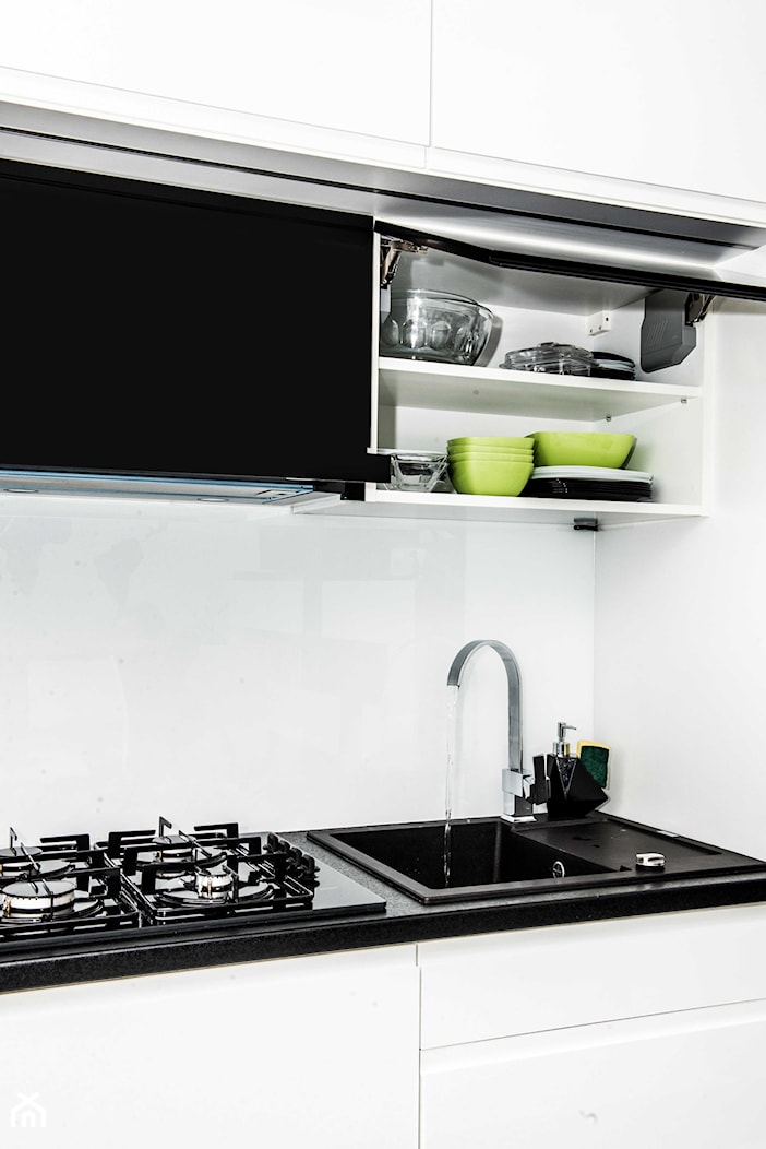 Mieszkanie w Siedlcach - Białe Meble kuchenne z czarnym - Kuchnia, styl nowoczesny - zdjęcie od Meble na wymiar Kulenty - Homebook