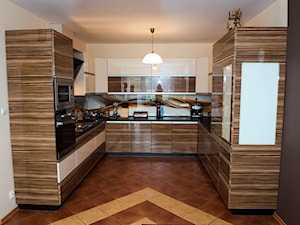 Meble kuchenne na wymiar - dwa kolory - Duża otwarta biała z zabudowaną lodówką z podblatowym zlewozmywakiem kuchnia w kształcie litery u, styl nowoczesny - zdjęcie od Meble na wymiar Kulenty
