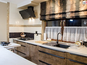 Meble kuchenne na wymiar - dwa kolory - Średnia zamknięta z zabudowaną lodówką z nablatowym zlewozmywakiem kuchnia dwurzędowa z oknem, styl nowoczesny - zdjęcie od Meble na wymiar Kulenty