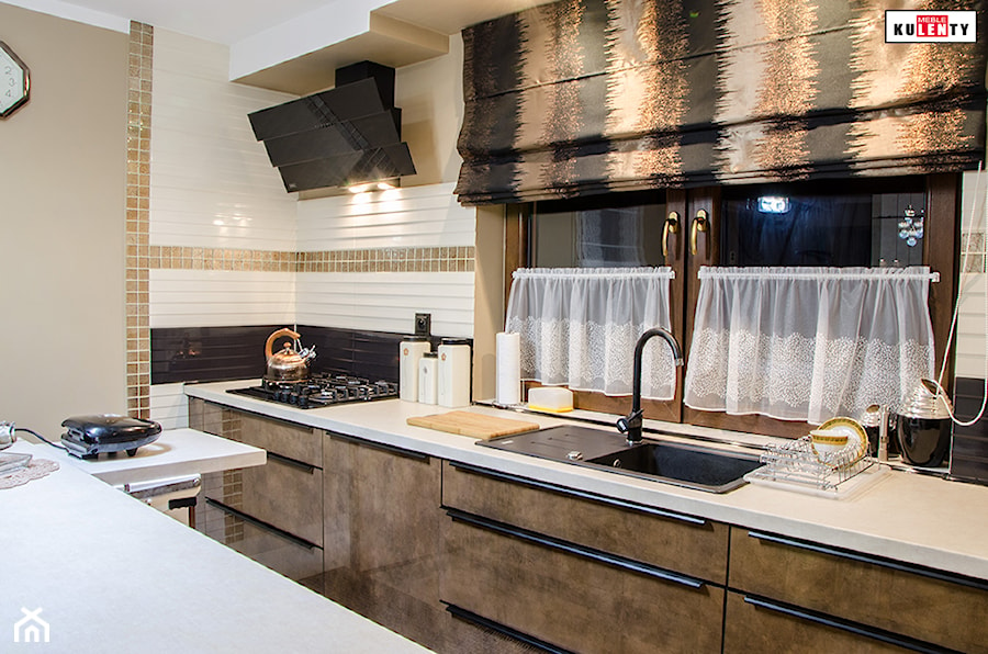 Meble kuchenne na wymiar - dwa kolory - Średnia zamknięta z zabudowaną lodówką z nablatowym zlewozmywakiem kuchnia dwurzędowa z oknem, styl nowoczesny - zdjęcie od Meble na wymiar Kulenty