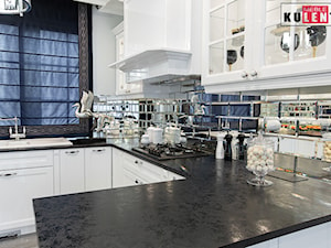 Klasyczna biel w kuchni - Średnia z salonem z kamiennym blatem szara z zabudowaną lodówką z nablatowym zlewozmywakiem kuchnia w kształcie litery g, styl glamour - zdjęcie od Meble na wymiar Kulenty