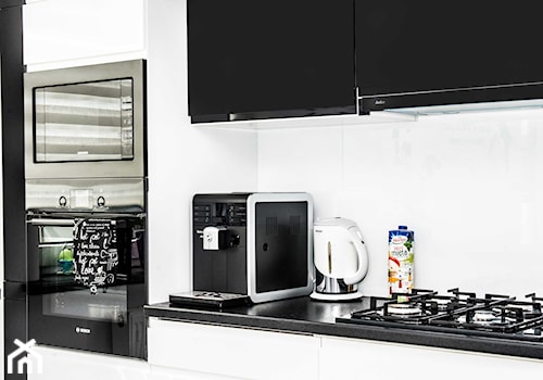 Mieszkanie w Siedlcach - Białe Meble kuchenne z czarnym - Mała zamknięta z kamiennym blatem biała z zabudowaną lodówką z lodówką wolnostojącą kuchnia jednorzędowa, styl nowoczesny - zdjęcie od Meble na wymiar Kulenty