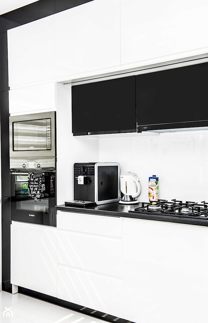 Mieszkanie w Siedlcach - Białe Meble kuchenne z czarnym - Mała zamknięta z kamiennym blatem biała z zabudowaną lodówką z lodówką wolnostojącą kuchnia jednorzędowa, styl nowoczesny - zdjęcie od Meble na wymiar Kulenty - Homebook