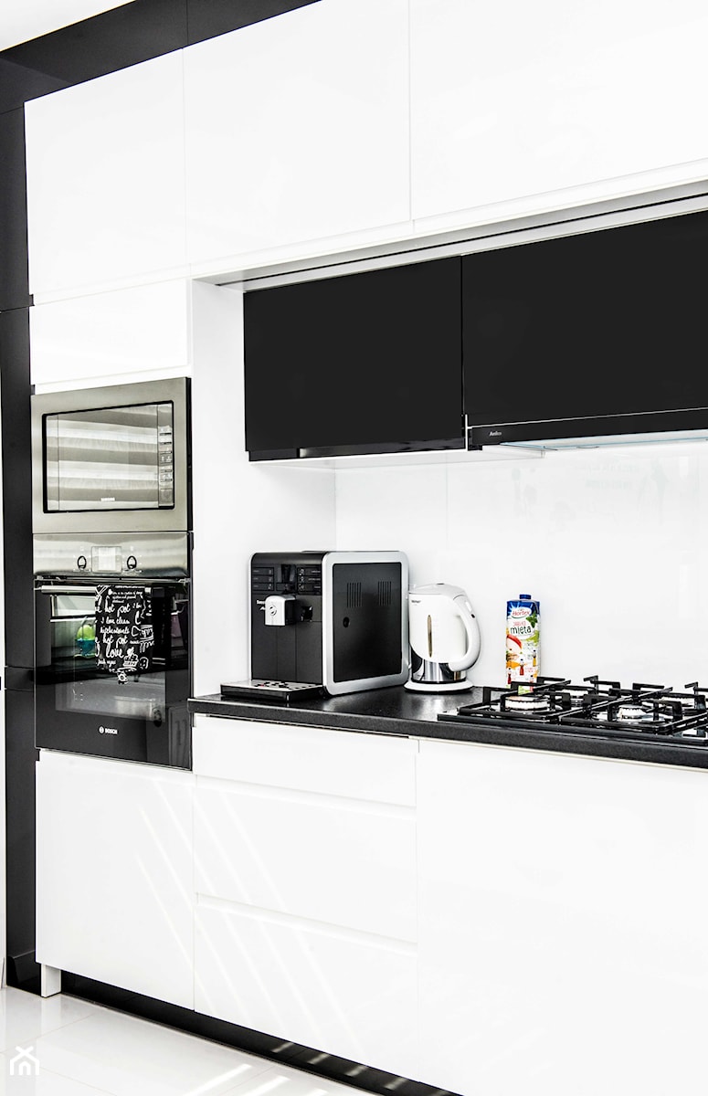 Mieszkanie w Siedlcach - Białe Meble kuchenne z czarnym - Mała zamknięta z kamiennym blatem biała z zabudowaną lodówką z lodówką wolnostojącą kuchnia jednorzędowa, styl nowoczesny - zdjęcie od Meble na wymiar Kulenty