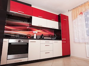 Meble kuchenne - Mała z czerwonymi frontami otwarta z zabudowaną lodówką kuchnia jednorzędowa, styl nowoczesny - zdjęcie od Meble na wymiar Kulenty
